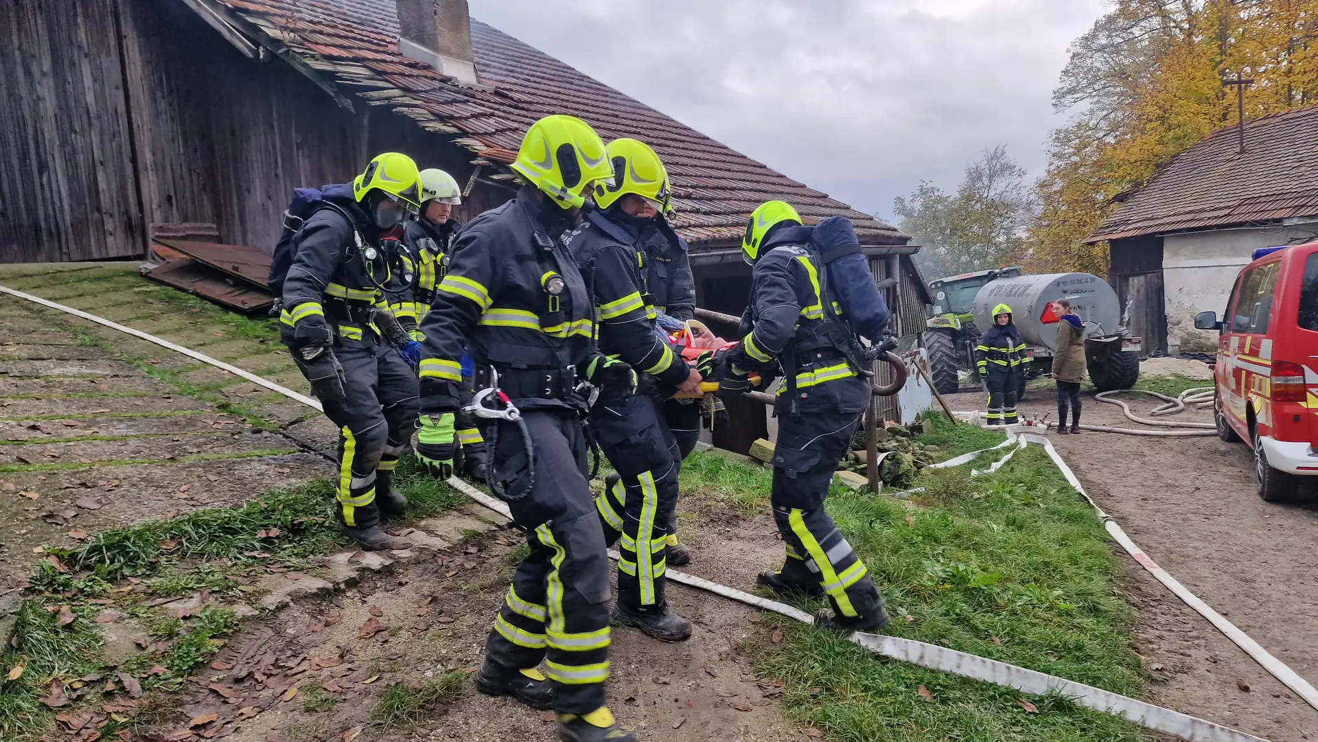Gasilci PGD Mozirje na vaji reševanja z nosili Gasilci PGD Mozirje z dihalnimi aparati med vajo reševanja ponesrečenca na nosilih